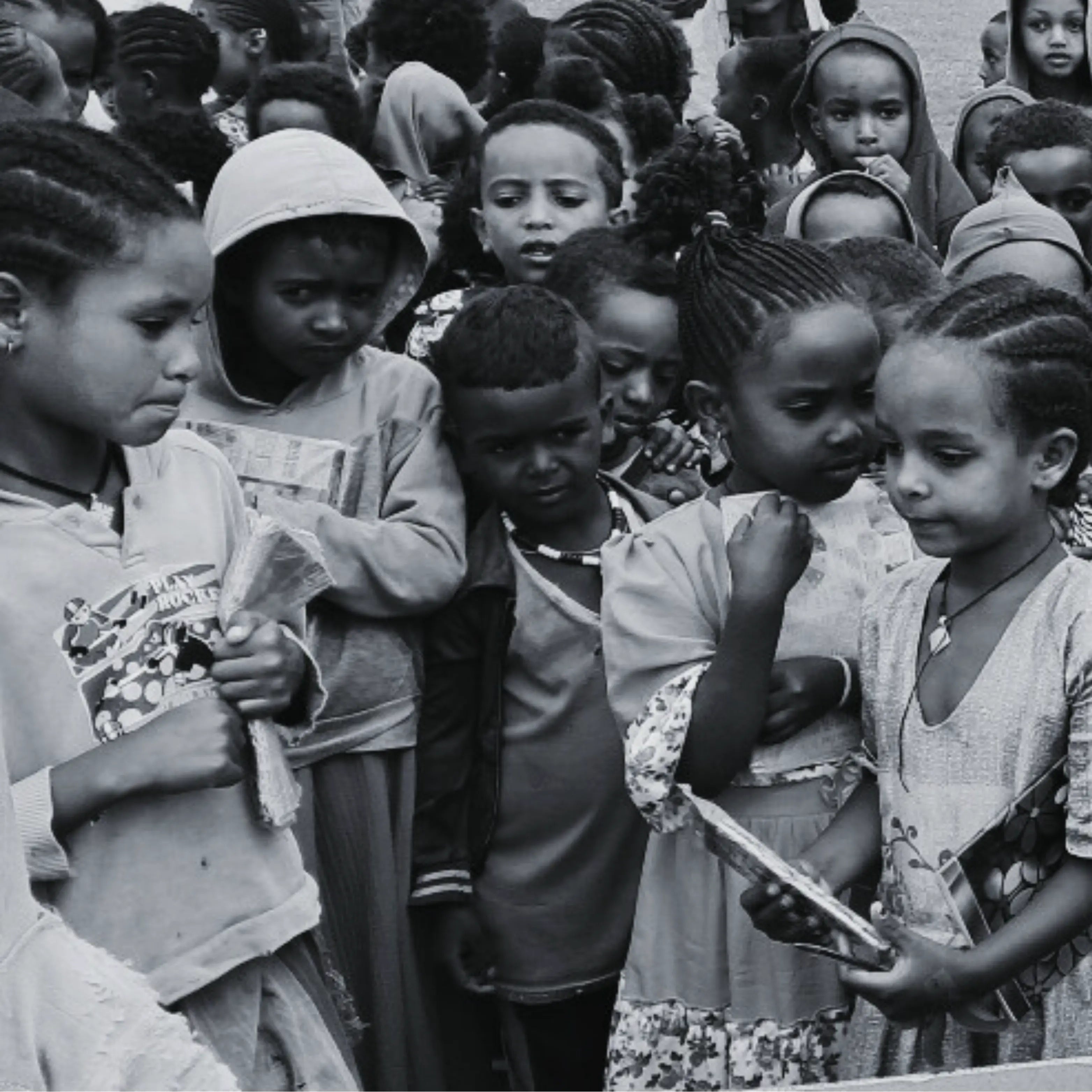 Niños etíopes de las comunidades donde se cultiva el comino negro