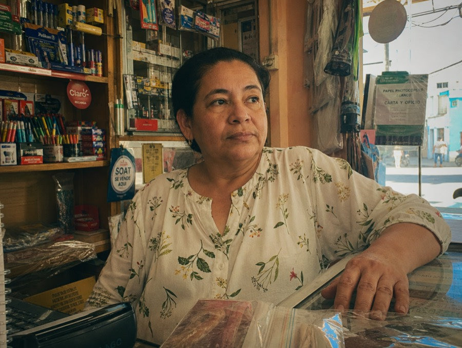 Mujer de 52 años atendiendo su negocio