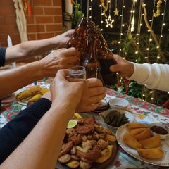 Brindis con cerveza y aguardiente en una celebración familiar