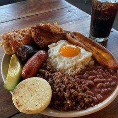 Bandeja paisa con chicharrón, chorizo, huevo y fríjoles
